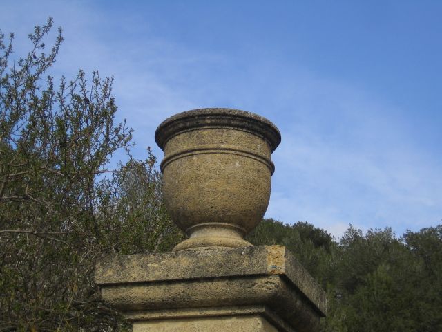 Vase en pierre naturelle au tholonet