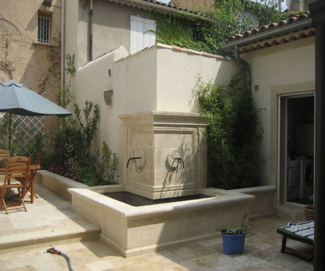 Fabrication de fontaines murales en pierre naturelle dans les bouches du Rhône