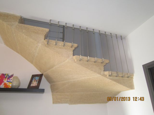 escalier massif en pierre taillé sur mesure et installé dans une maison