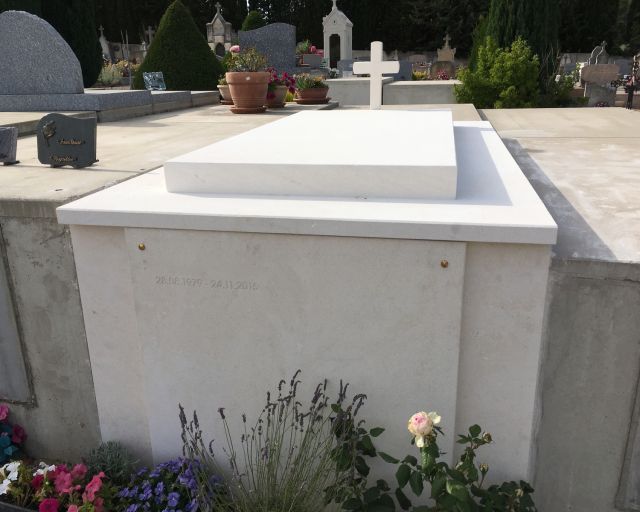 Monument funéraire en pierre salon de provence