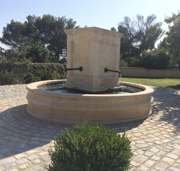 Réalisation d'une fontaine ronde sur mesure en pierre à Saint Marc Jaumegarde