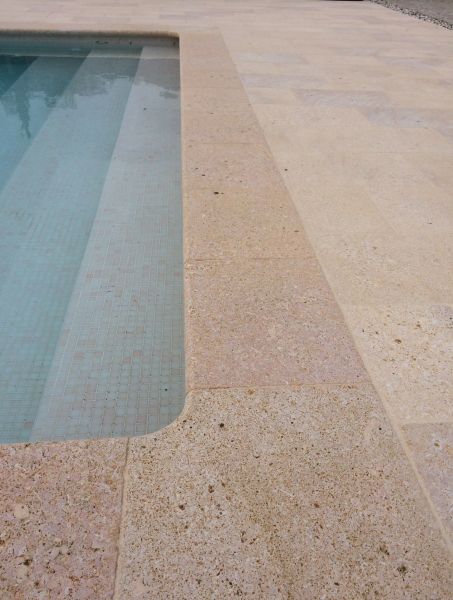 Margelles de piscine en pierre