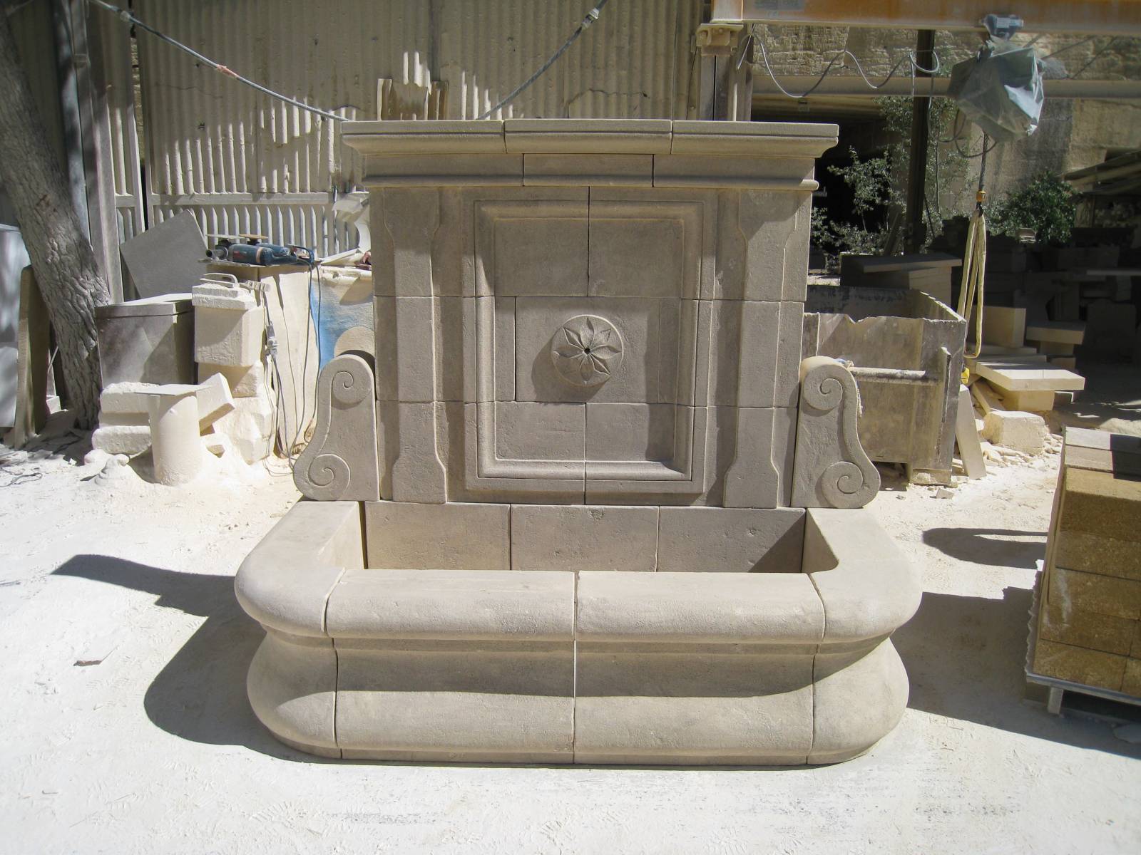 Fontaine murale de jardin en pierre naturelle