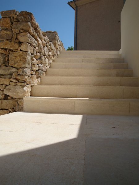 dallage et escalier extérieur en pierre naturelle Aubagne