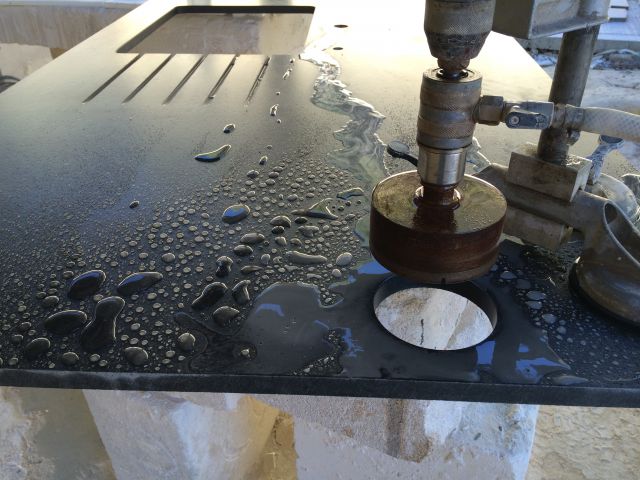 Découpe dans plan de travail en granit