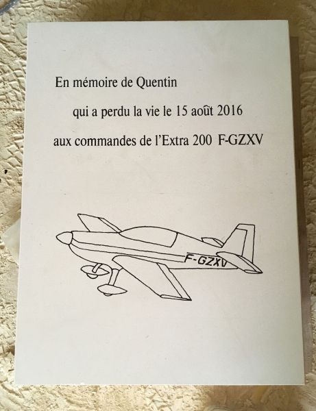 Gravure sur stèle pertuis