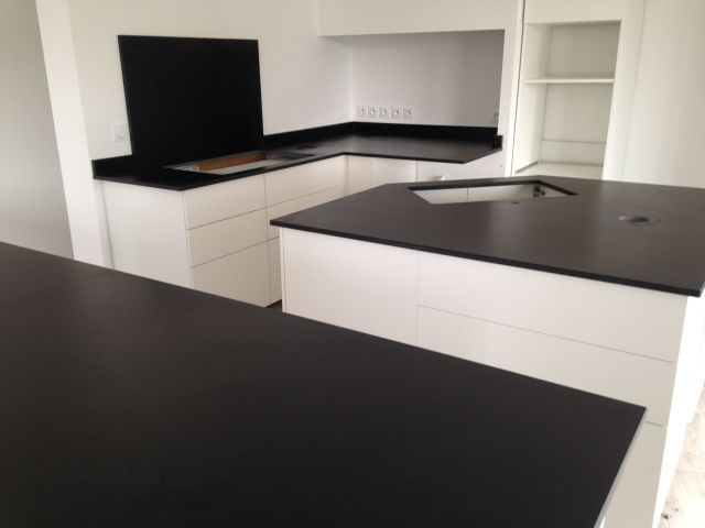 Pose d'un plan de cuisine en granit noir