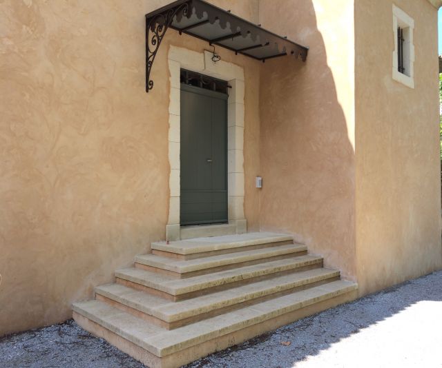 encadrement porte d'entrée sur mesure en pierre naturelle 