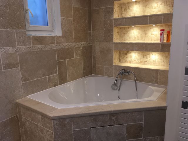 salle de bain en travertin