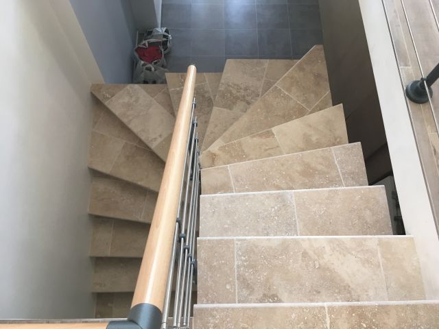 escalier en travertin