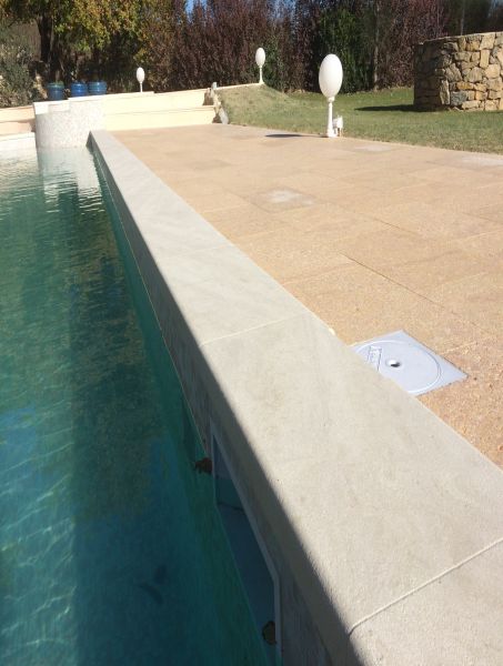 Margelles de piscine en pierre d'Estaillades