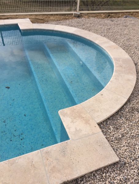 Margelles de piscine en pierre de travertin