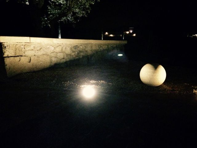 dessus de mur et boule en pierre du gard