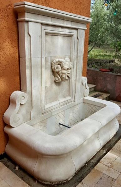 Fontaine murale en pierre