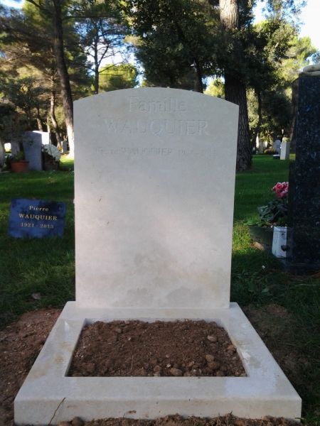 stéle en pierre bouches du rhone