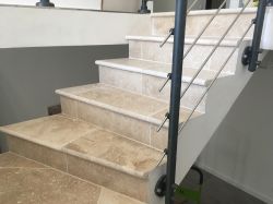 Pierre de Rognes -  Réalisation de dallages et sols en pierres sur-mesure pour l'intérieur de la maison à Aix-en-Provence dans les Bouches-du-Rhône