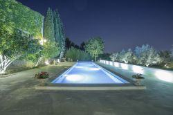 Pierre de Rognes -  Tailleur de pierre spécialisé dans la fabrication de bacs de douche en pierre naturelle à Saint-Rémy-de-Provence dans les Alpilles