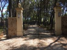 Pierre de Rognes -  Fabrication et pose de plan de travail de cuisine en pierre naturelle à Saint-Rémy-de-Provence dans les Alpilles